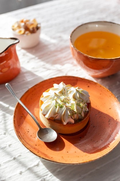 Citroentaart met meringue op een bord