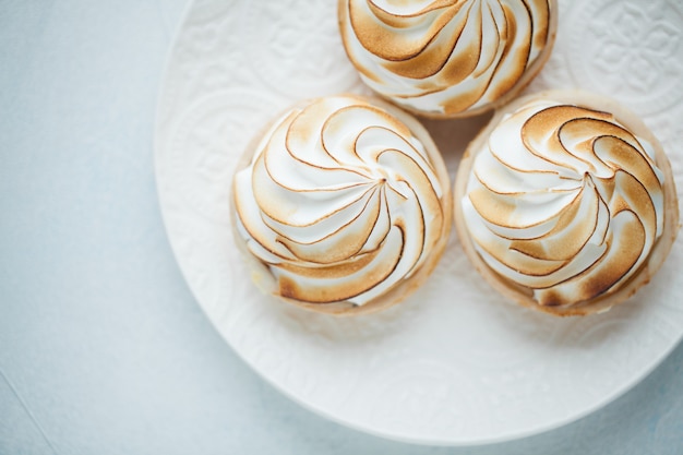 Citroentaartjes met meringue.