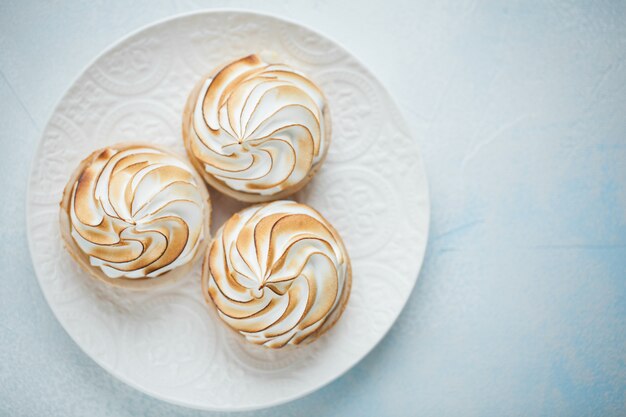 Citroentaartjes met meringue.