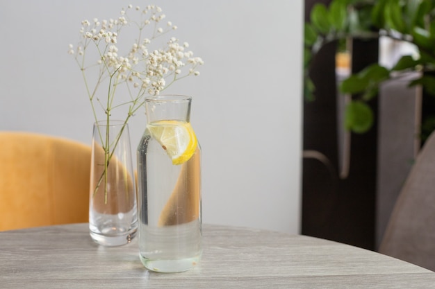 Citroenwater in een karaf op tafel