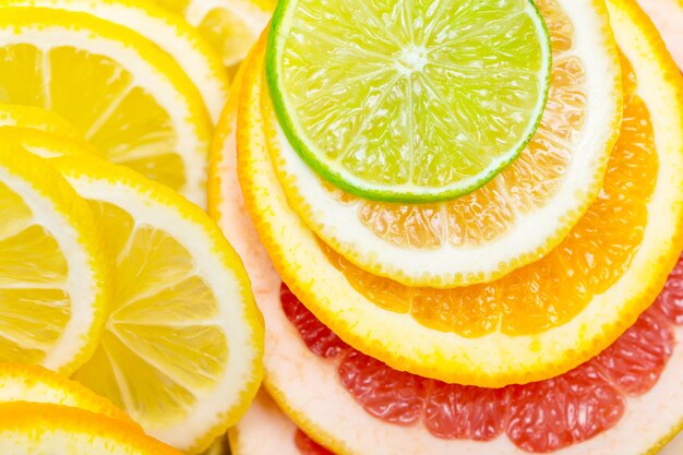 写真 柑橘類の背景-ライム、レモン、オレンジ、グレープフルーツ