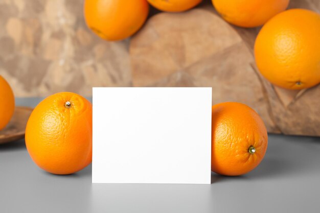 Citrus Elegance White Paper Mockup levendig gemaakt door de scherpe aura van verse sinaasappels