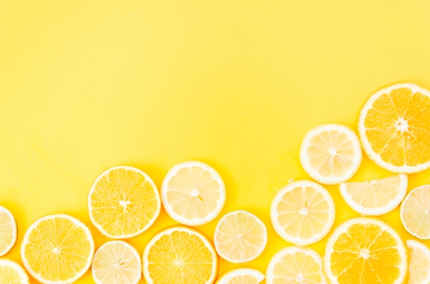 Photo citrus fruit circles on yellow background