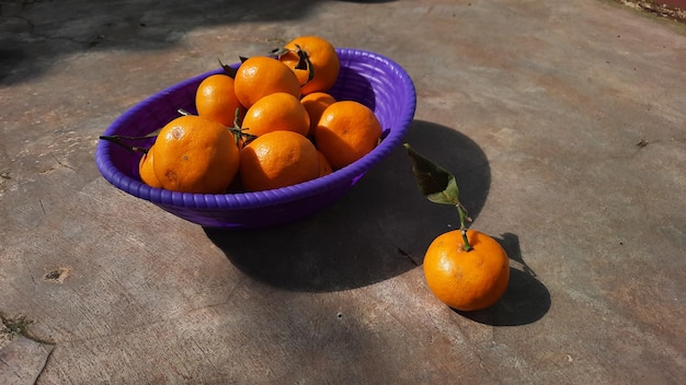 中国の旧正月02の紫色のバスケットの柑橘系の果物