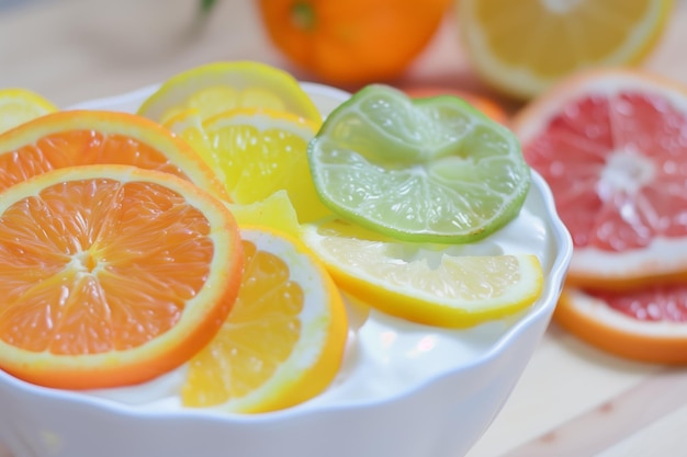 Photo citrus fruit slices arranged around a yogurt bowl