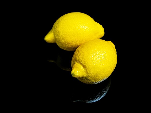 Foto agrumi limone giallo su sfondo nero