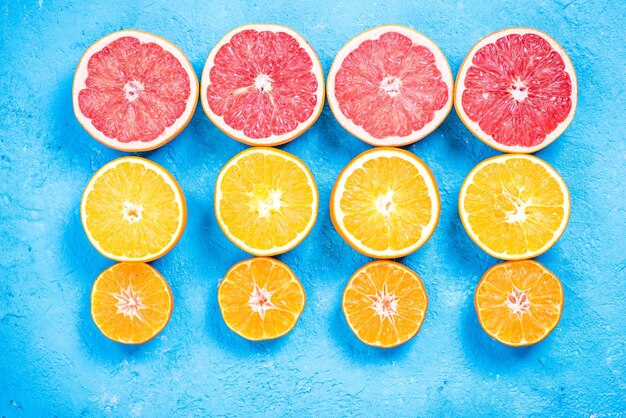 Photo citrus fruits halves flat lay