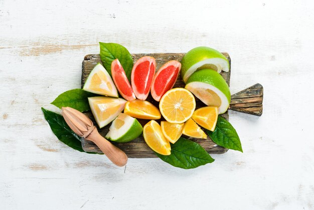 Photo citrus fruits on white wooden background. top view. free copy space.