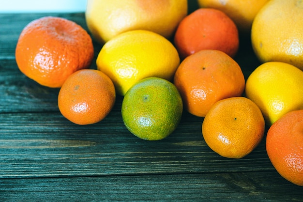 Citrus grapefruit, sinaasappel, mandarijn op een achtergrond van houten planken.