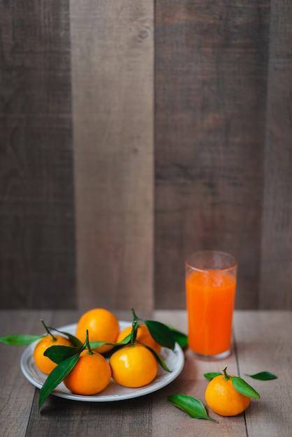 柑橘ジュースと新鮮なみかん