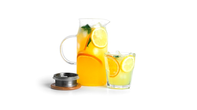 Citrus limonade geïsoleerd op een witte achtergrond