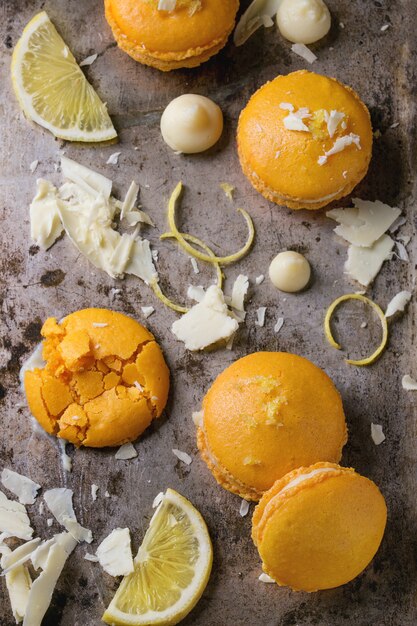 Citrus macaroons with white chocolate