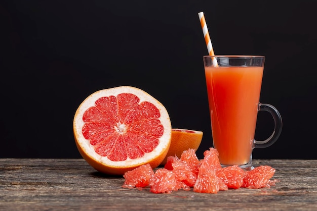 Цитрусовый натуральный настоящий сок из красного спелого и сочного грейпфрута