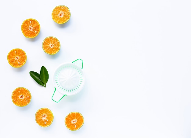 Фото Соковыжималка для цитрусовых с апельсинами на белом
