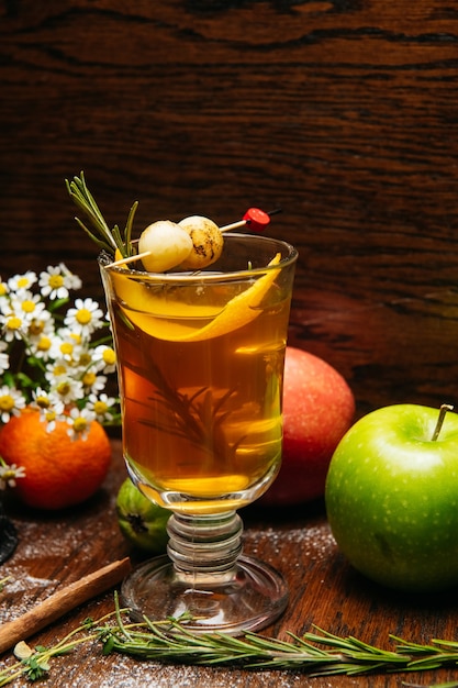 citrus thee of grog in transparante mok met appel en lychee op tafel in restaurant