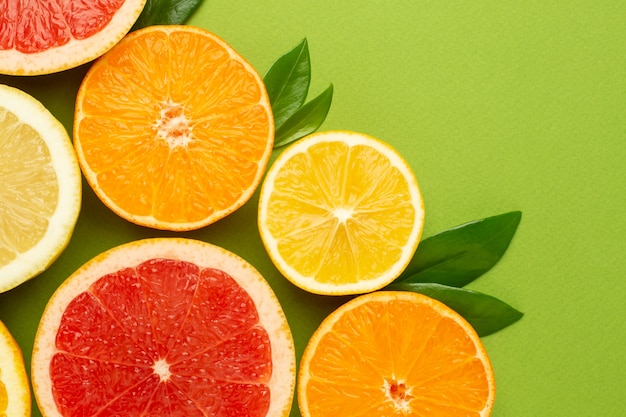 柑橘類、フルーツフラットレイ、グレープフルーツ、レモン、マンダリン、オレンジの夏の最小限の構成