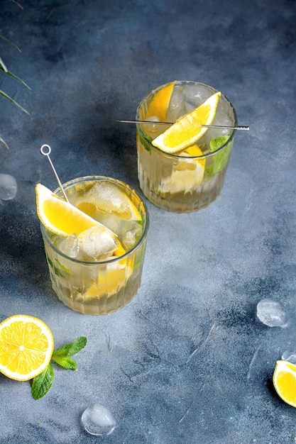 Foto citruslimonade met munt en citroen in het glas met ijsblokjes