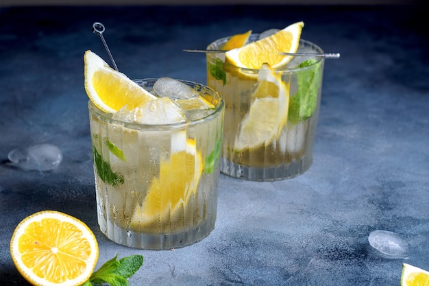 Foto citruslimonade met munt en citroen in het glas met ijsblokjes