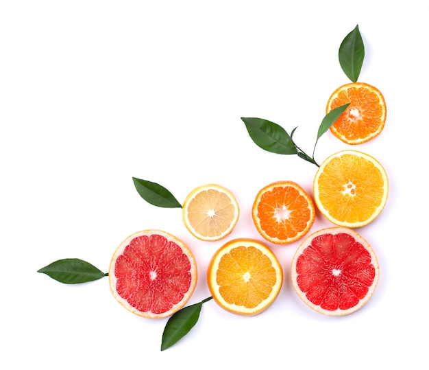 Citrusvruchten die op wit worden geïsoleerd. geïsoleerde citrusvruchten. stukken van citroen, roze grapefruit en oranje geïsoleerd.