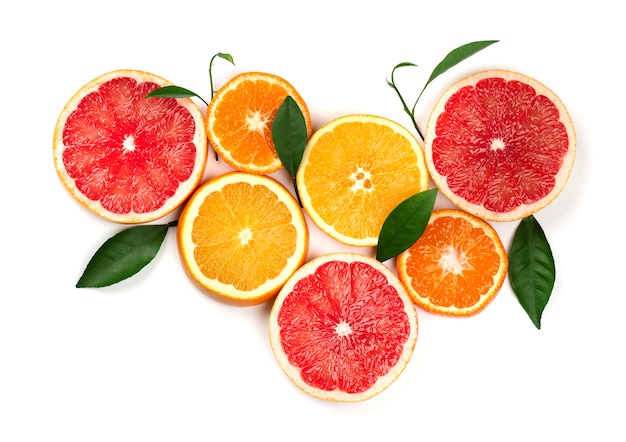 Citrusvruchten die op wit worden geïsoleerd. Stukjes citroen, roze grapefruit en sinaasappel