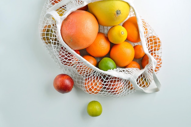 Citrusvruchten in herbruikbare katoenen mesh-tas