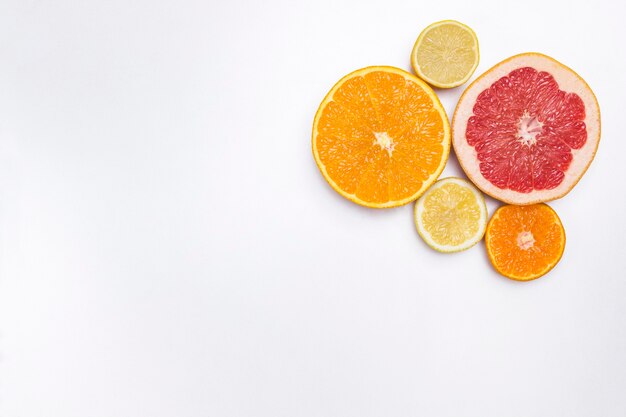 Citrusvruchten natuurlijke remedie voor het versterken van de immuniteit. Medische voeding thuis. Plat leggen. Kopieer ruimte