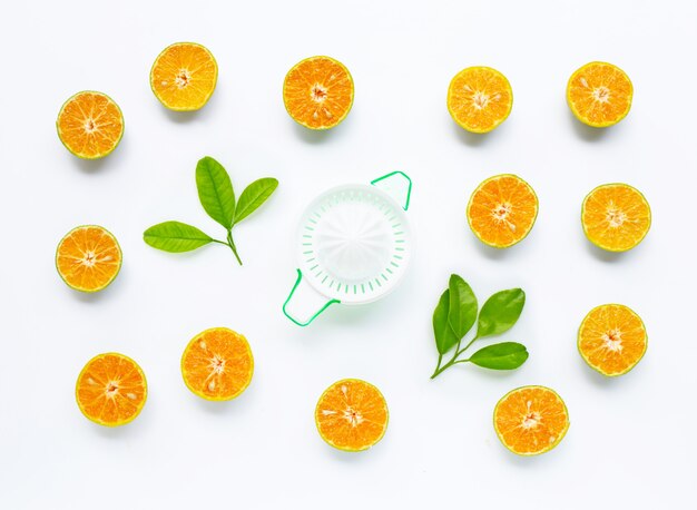 Citrusvruchtensap met sinaasappelenfruit op wit