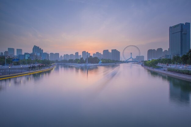 写真 夕暮れの海辺の街