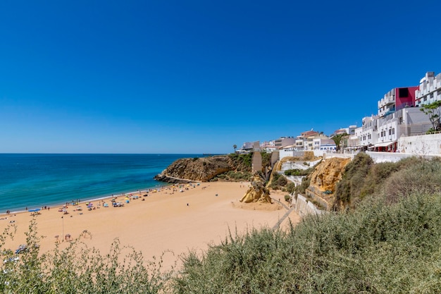 도시 해변 Albufeira 화창한 7월 날 Algarve Portugal