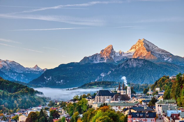 Foto la città di berchtesgaden e il monte watzmann nelle alpi bavaresi