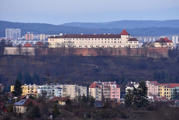 La città di brno, repubblica ceca-europa. vista dall'alto della città con monumenti e tetti.