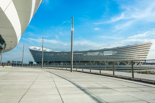 都市の建物のストリートシーンと路面