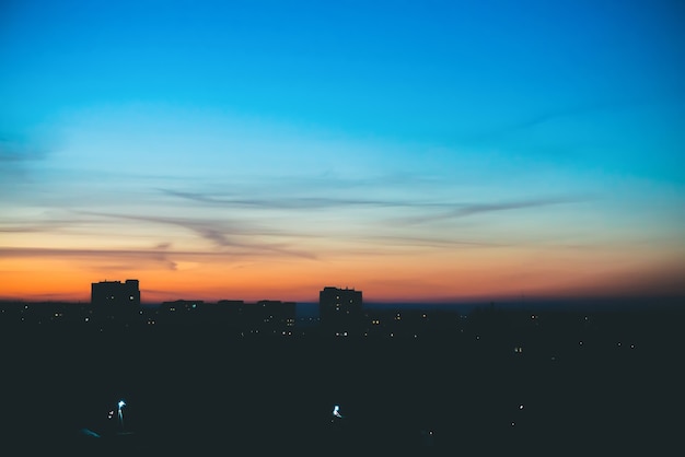 夕焼け空を背景に都市の建物silhiouettes