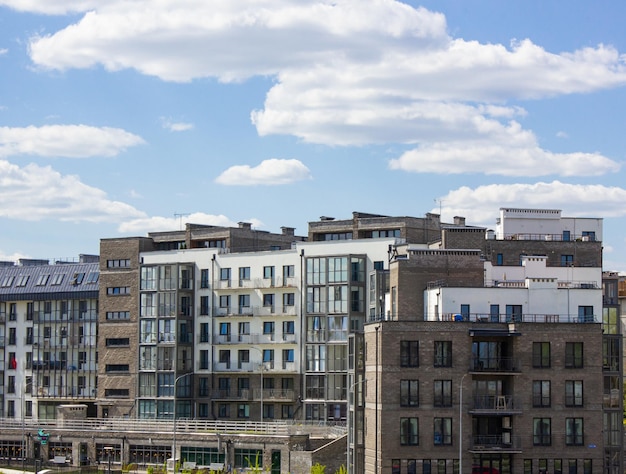 Городские зданияДеловые зданияДома в городе на фоне неба