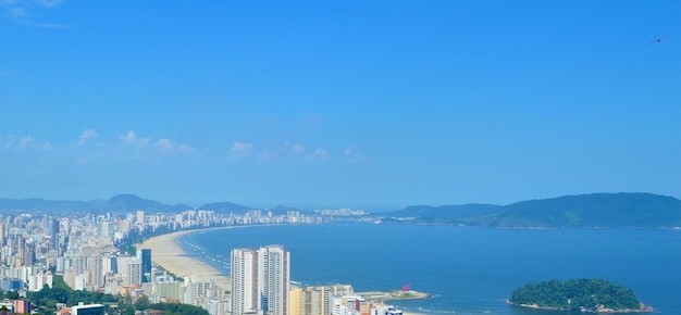 Foto città dal mare contro il cielo