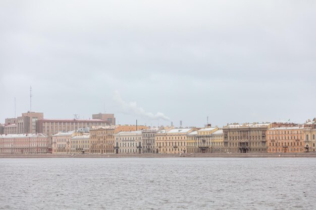 Foto una città sull'acqua con un grande edificio sullo sfondo