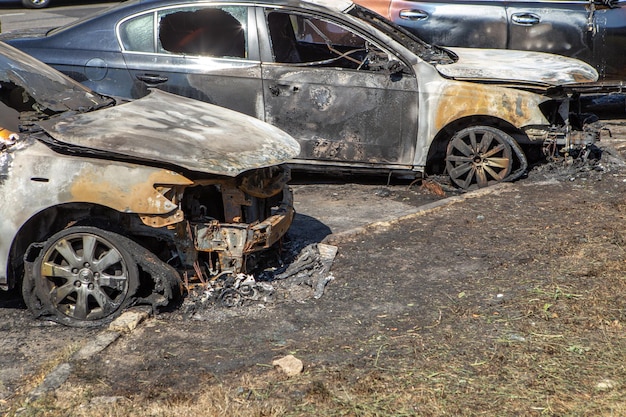 City Cars BurnedVerbrande auto met kleine vlammen in de motor of in het geval van opzettelijke brandstichting