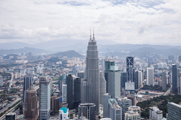 Centro città con torri gemelle petronas skyline di kuala lumpur in malesia