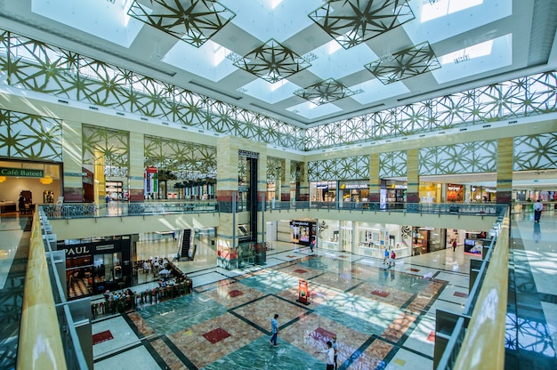 Foto il centro commerciale city centre mirdif nel centro commerciale di dubai ha oltre 400 negozi, cibo e strutture per l'intrattenimento. il centro commerciale è stato aperto nel 2010 ed è gestito da majid al futtaim properties.