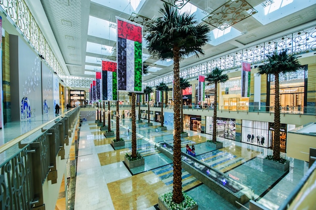 写真 ドバイのショッピングモールにあるシティセンターミルディフには、400以上の店舗、食品、娯楽施設があります。このモールは2010年にオープンし、マジドアルフッタイムプロパティによって運営されています。