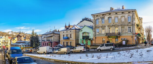 Centro città e il vecchio municipio a chortkiv, ucraina, in una soleggiata giornata invernale