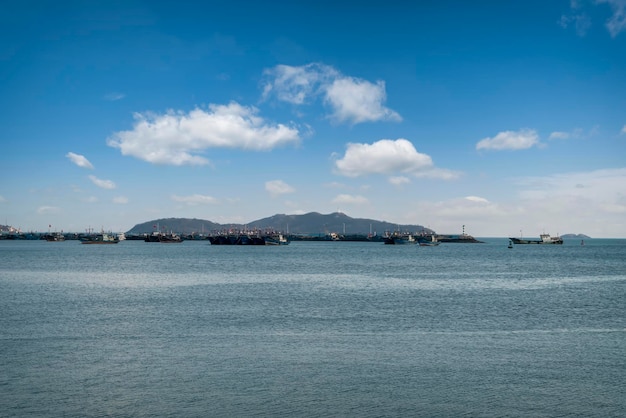 市の海岸線の港の桟橋漁船