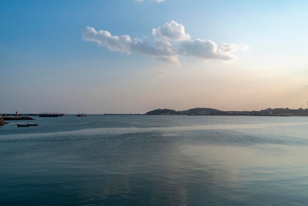 Barca da pesca del molo del porto della costa della città