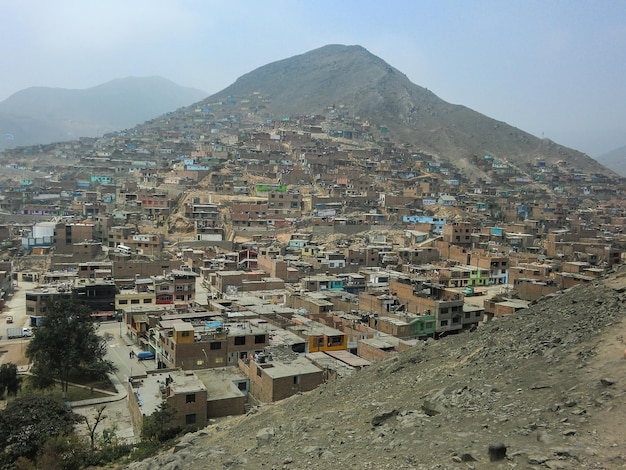 Город Коллик на склоне горы, к северу от Лимы, столицы Перу.