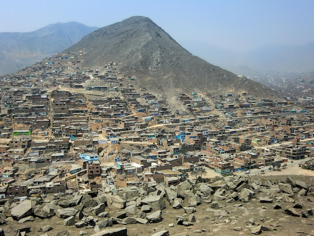 Город Коллик на склоне горы, к северу от Лимы, столицы Перу.