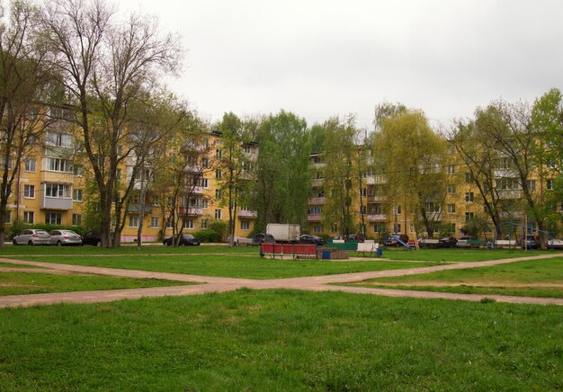 曇りの朝の都市の中庭モスクワ地方ロシア