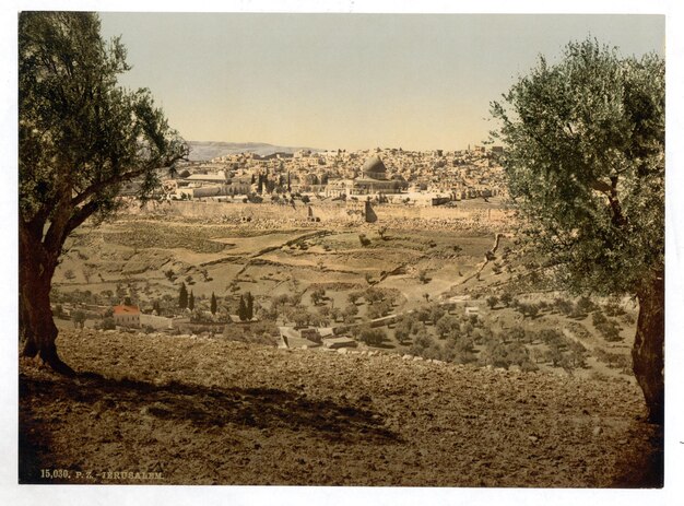 Photo a city in the distance with a view of the town