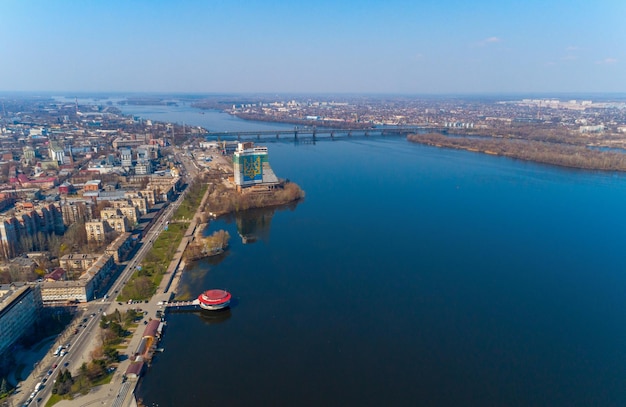 Город Днепр и вид с воздуха реки.