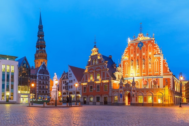 Piazza del municipio nella città vecchia di riga, lettonia