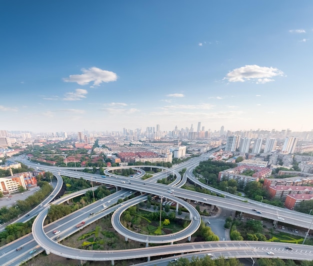 写真 現代の交通背景の青空空中写真と都市高速道路インターチェンジ